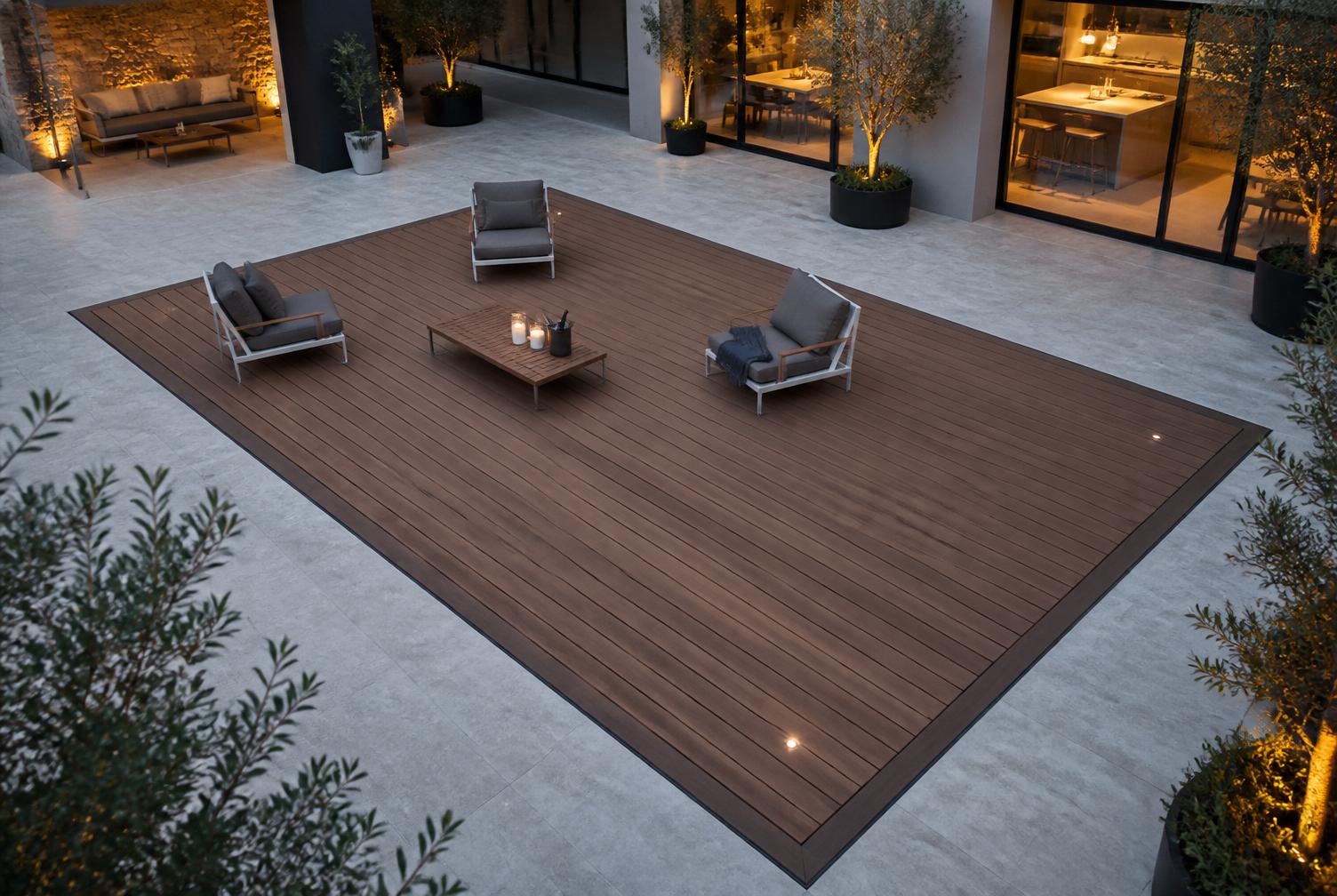 Piscine entièrement recouverte, surface exploitable en continuité avec la terrasse